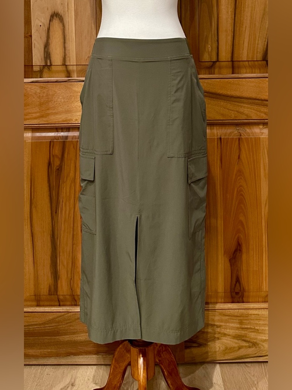 Athleta Moss Green High-Rise Cargo Midi Skirt, EUC, 8